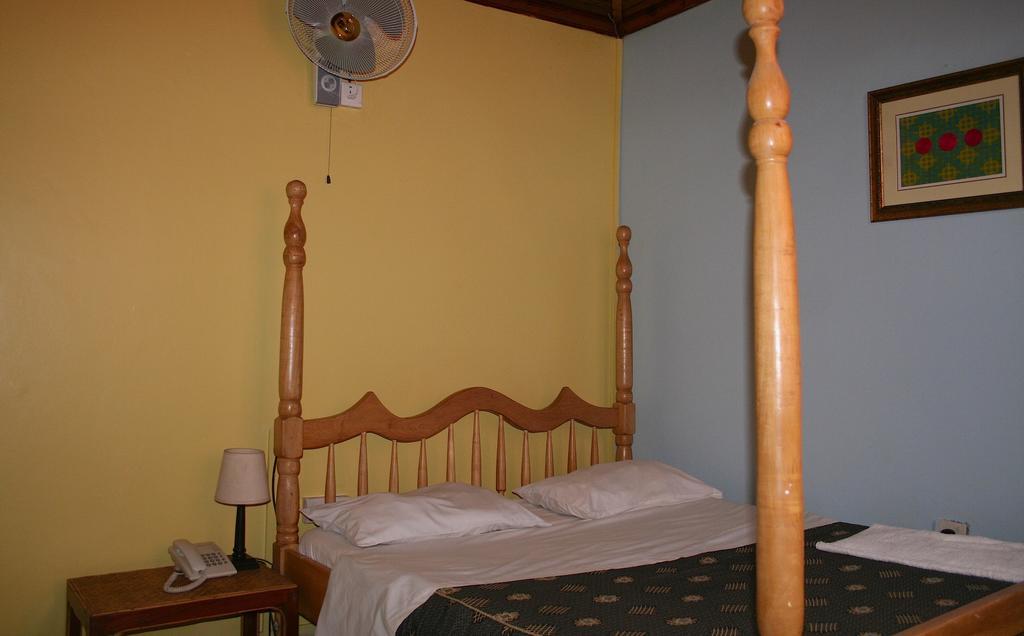 Hotel Acacia Kampala Szoba fotó