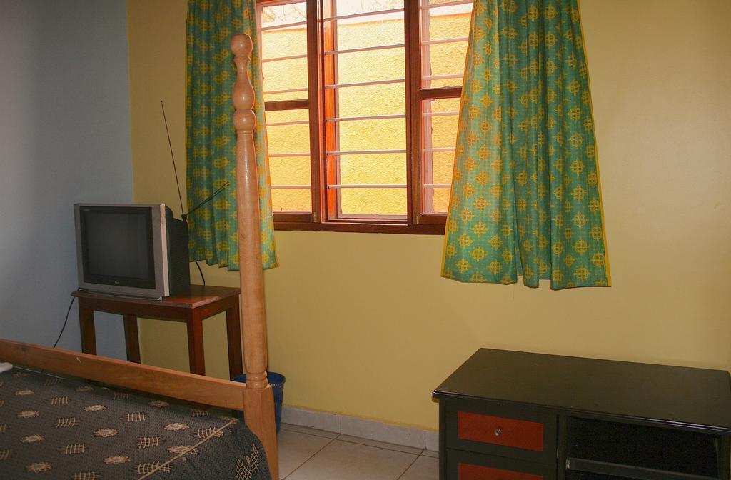 Hotel Acacia Kampala Szoba fotó