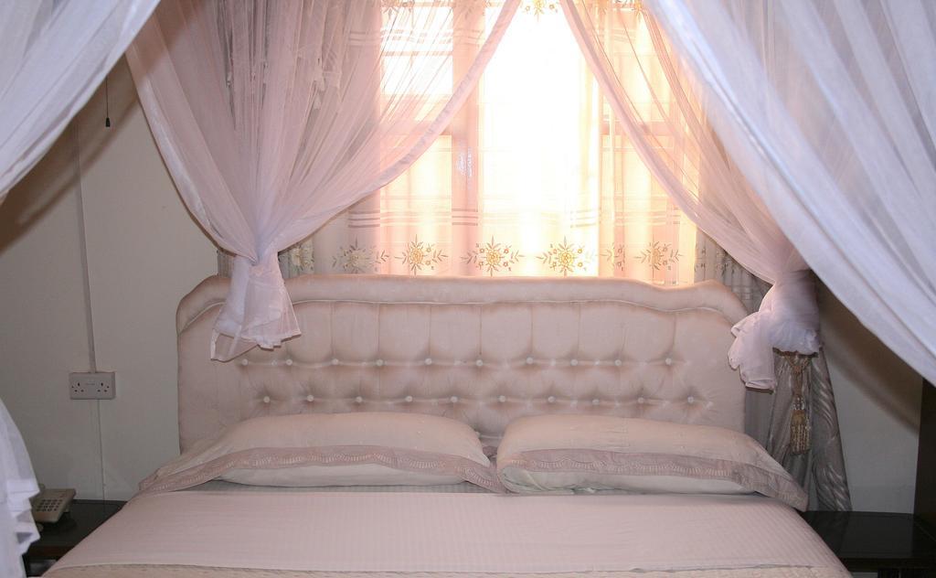 Hotel Acacia Kampala Szoba fotó