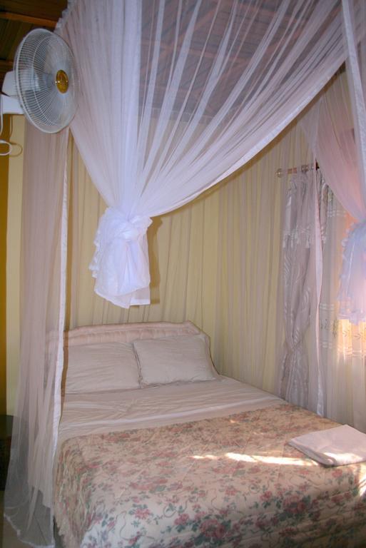 Hotel Acacia Kampala Szoba fotó