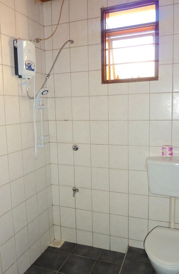 Hotel Acacia Kampala Szoba fotó